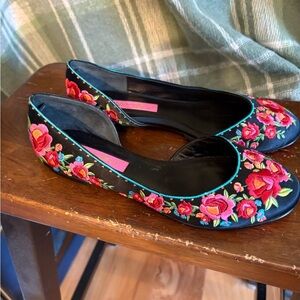 Betsey Johnson Black satin D’Orsay Flats with Red Floral Embroidery size 6